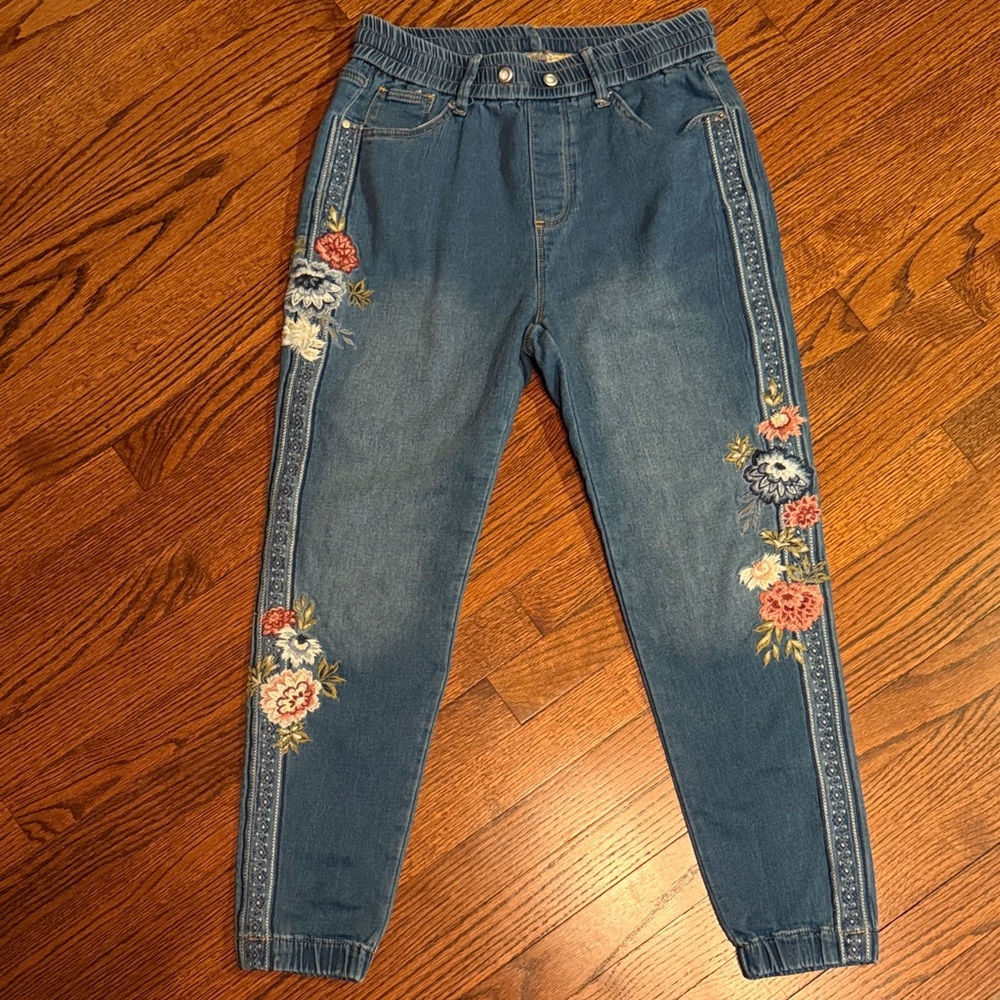 DRIFTWOOD Jogger with Floral Embroidery